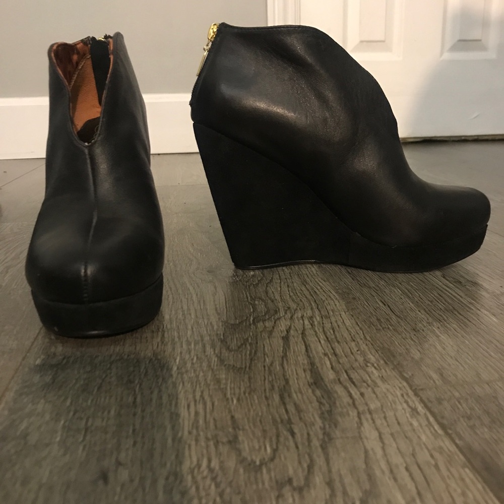 Black leather and suede wedge heels